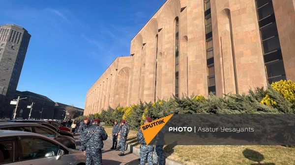 Полиция у здания мэрии перед началом акции протеста против подорожания проезда в общественном транспорте (12 марта 2024). Еревaн - Sputnik Армения