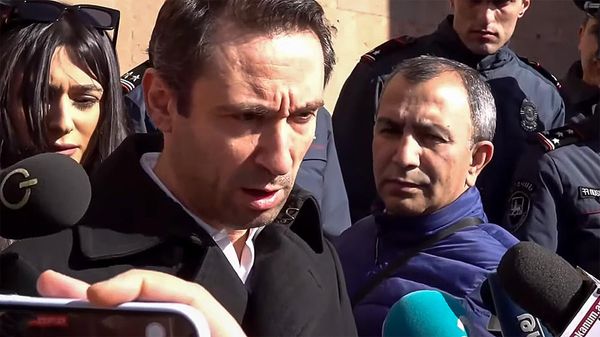 Айк Марутян отвечает на вопросы журналистов у здания мэрии (12 марта 2024). Еревaн - Sputnik Армения