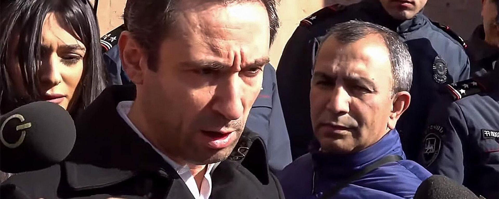 Айк Марутян отвечает на вопросы журналистов у здания мэрии (12 марта 2024). Еревaн - Sputnik Армения, 1920, 12.03.2024
