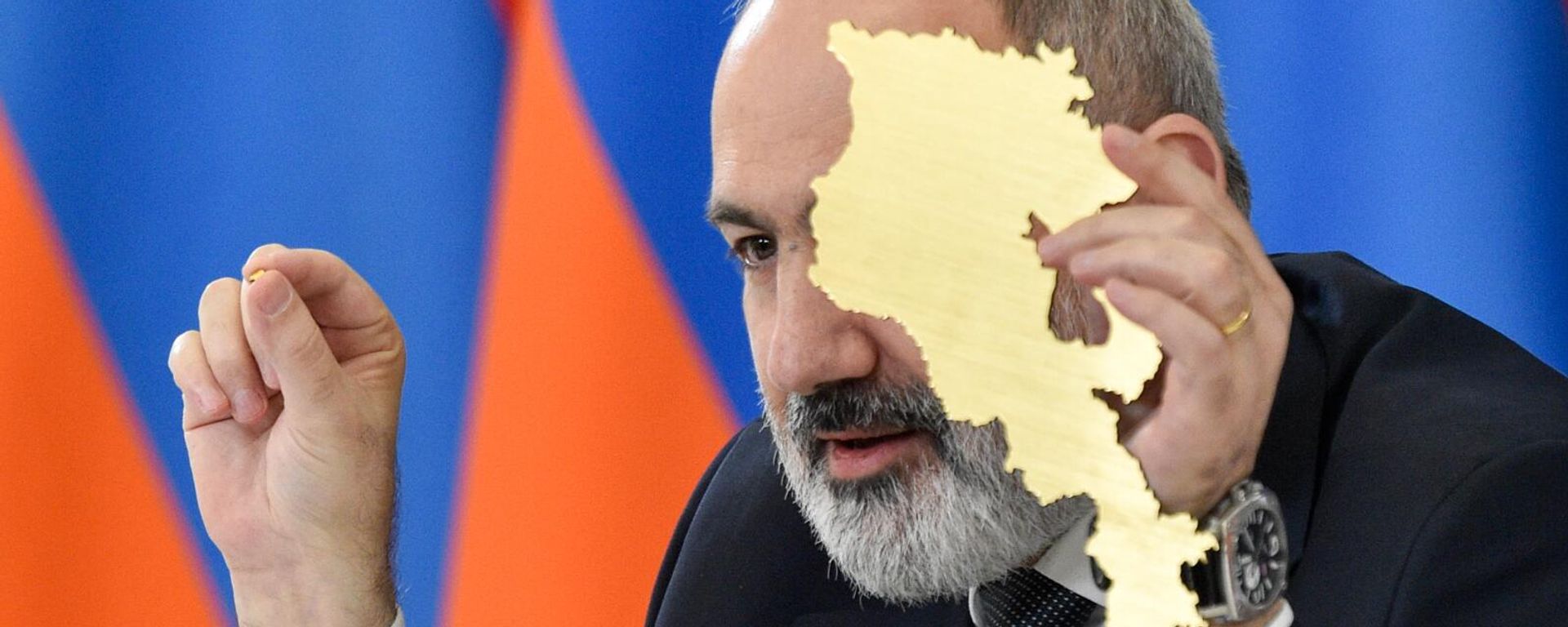 Նիկոլ Փաշինյանը իր պատկերացրած Հայաստանի մակետը ձեռքին - Sputnik Արմենիա, 1920, 25.02.2025
