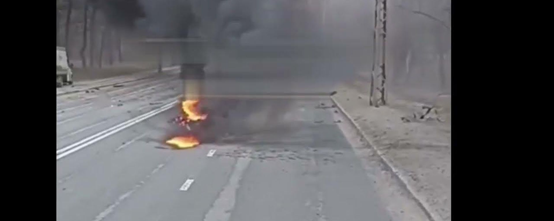 В Белгороде во время очередного обстрела боеприпас попал в движущий по дороге автомобиль - Sputnik Армения, 1920, 14.03.2024