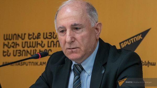 Генерал-майор Левон Степанян на пресс-конференции по теме охраны границ Армении (14 марта 2024). Еревaн - Sputnik Армения