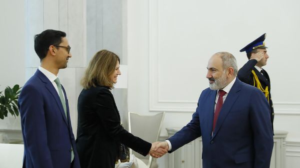 Премьер-министр Никол Пашинян принял главу миссии Международного валютного фонда (МВФ) в Армении Иву Петрову (14 марта 2024). Еревaн - Sputnik Армения