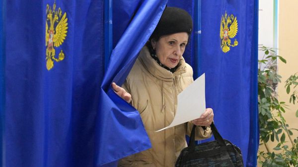 Голосование на выборах президента России на одном из избирательных участков (15 марта 2024). Новосибирск - Sputnik Армения