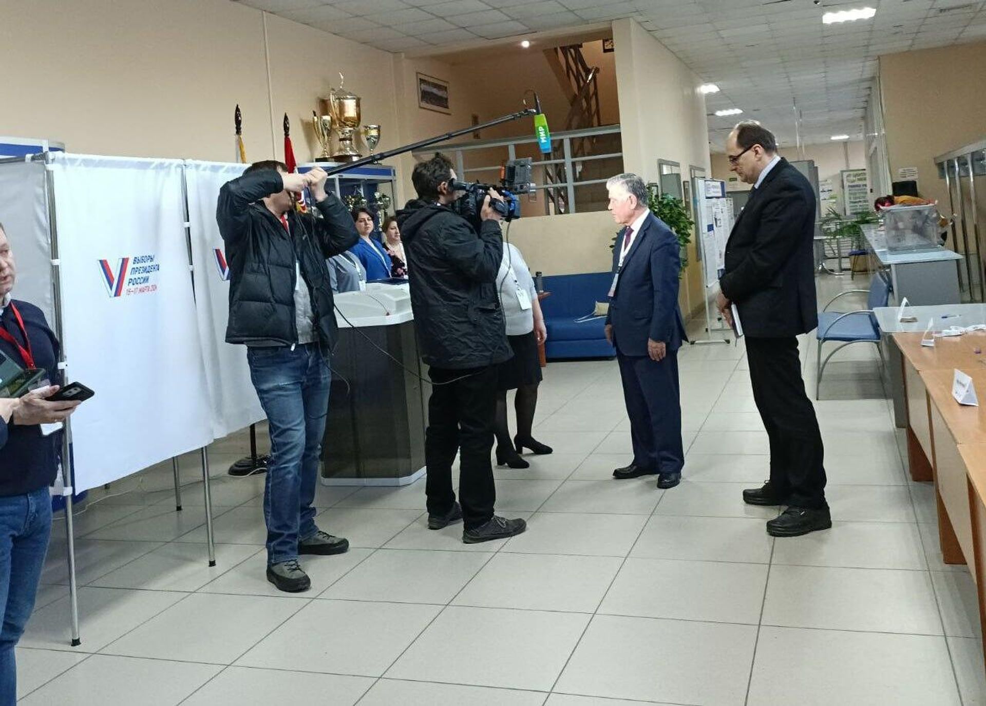 Заместитель Генерального секретаря СНГ Ильхом Нематов и Евгений Козяк на открытии избирательного участка, расположенного в спортивном комплексе Звезда (15 марта 2024). Звенигород - Sputnik Армения, 1920, 15.03.2024