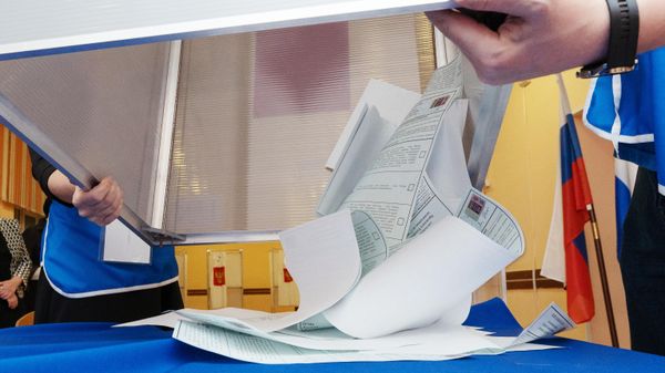 Сотрудники участковой избирательной комиссии №42 достают избирательные бюллетени из стационарного ящика для голосования после закрытия избирательного участка на выборах президента России (15 марта 2024). Петропавловск-Камчатск - Sputnik Армения