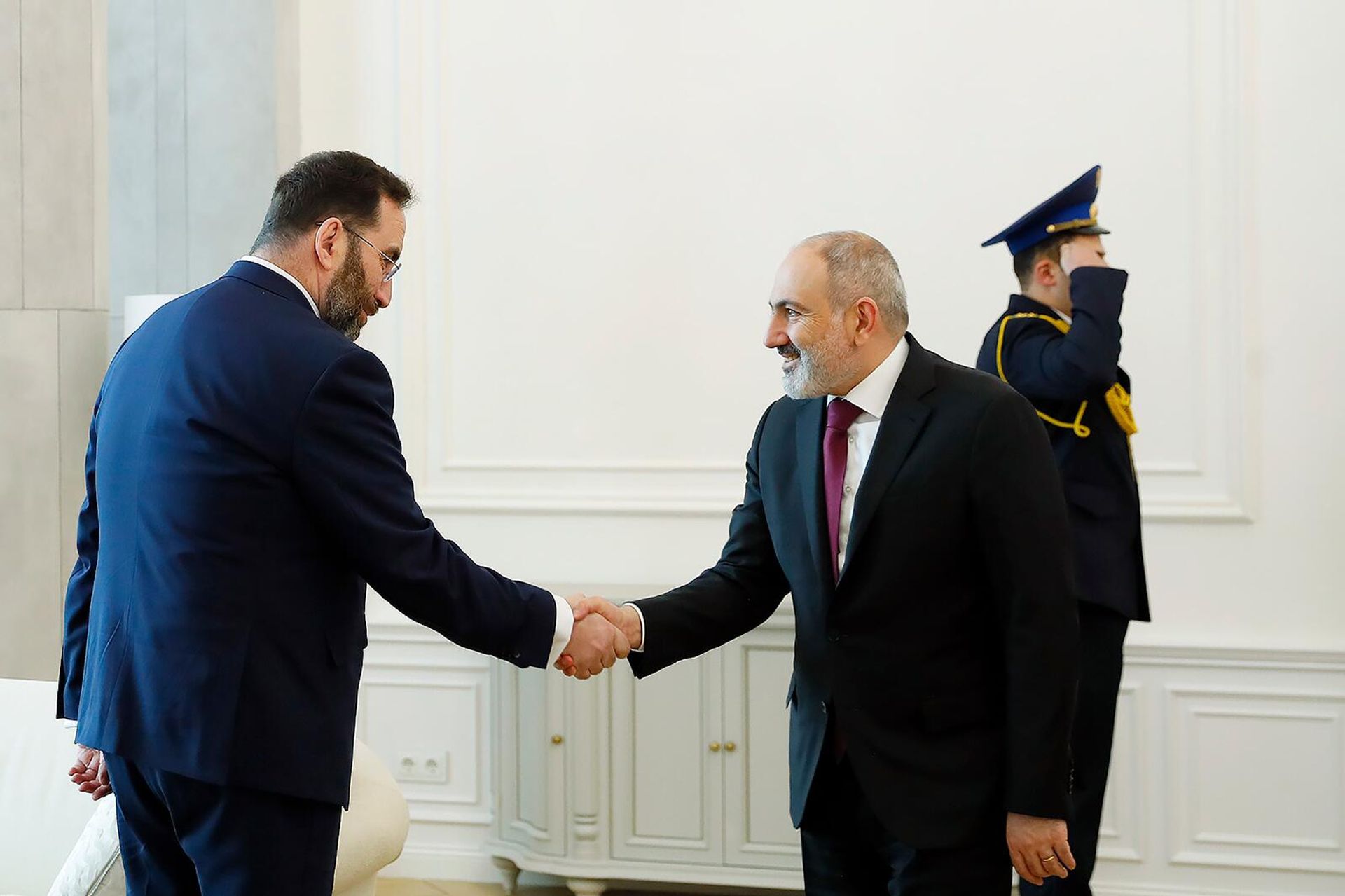 Премьер-министр Никол Пашинян принял акционера компании МТС-Армения Константина Соколова и председателя советаМТС-Армения Тиграна Гаспаряна (15 марта 2024). Еревaн - Sputnik Արմենիա, 1920, 15.03.2024