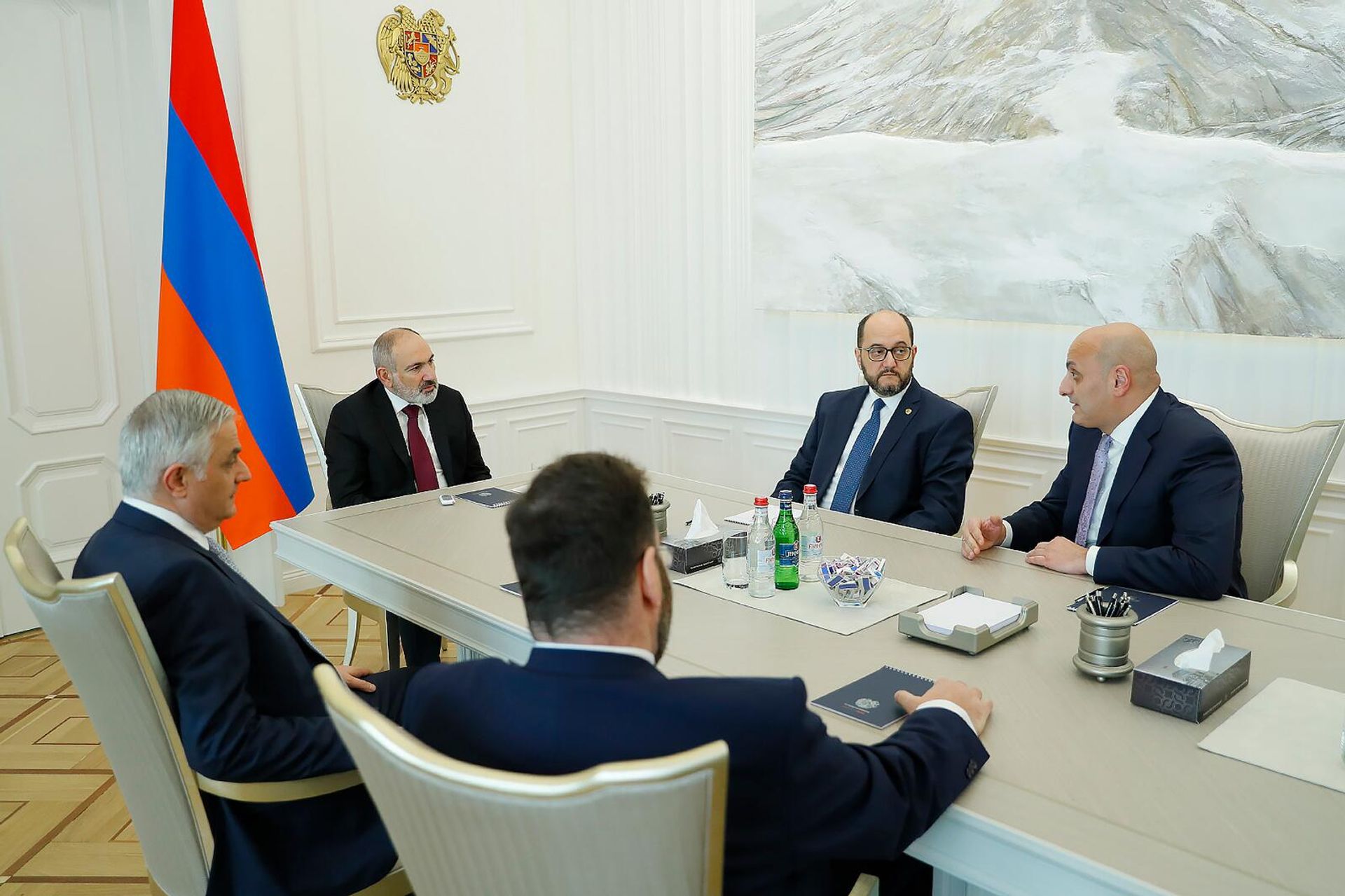 Премьер-министр Никол Пашинян принял акционера компании МТС-Армения Константина Соколова и председателя советаМТС-Армения Тиграна Гаспаряна (15 марта 2024). Еревaн - Sputnik Արմենիա, 1920, 15.03.2024