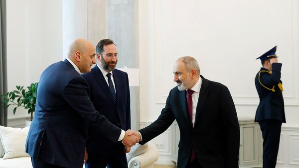 Премьер-министр Никол Пашинян принял акционера компании МТС-Армения Константина Соколова и председателя советаМТС-Армения Тиграна Гаспаряна (15 марта 2024). Еревaн - Sputnik Армения