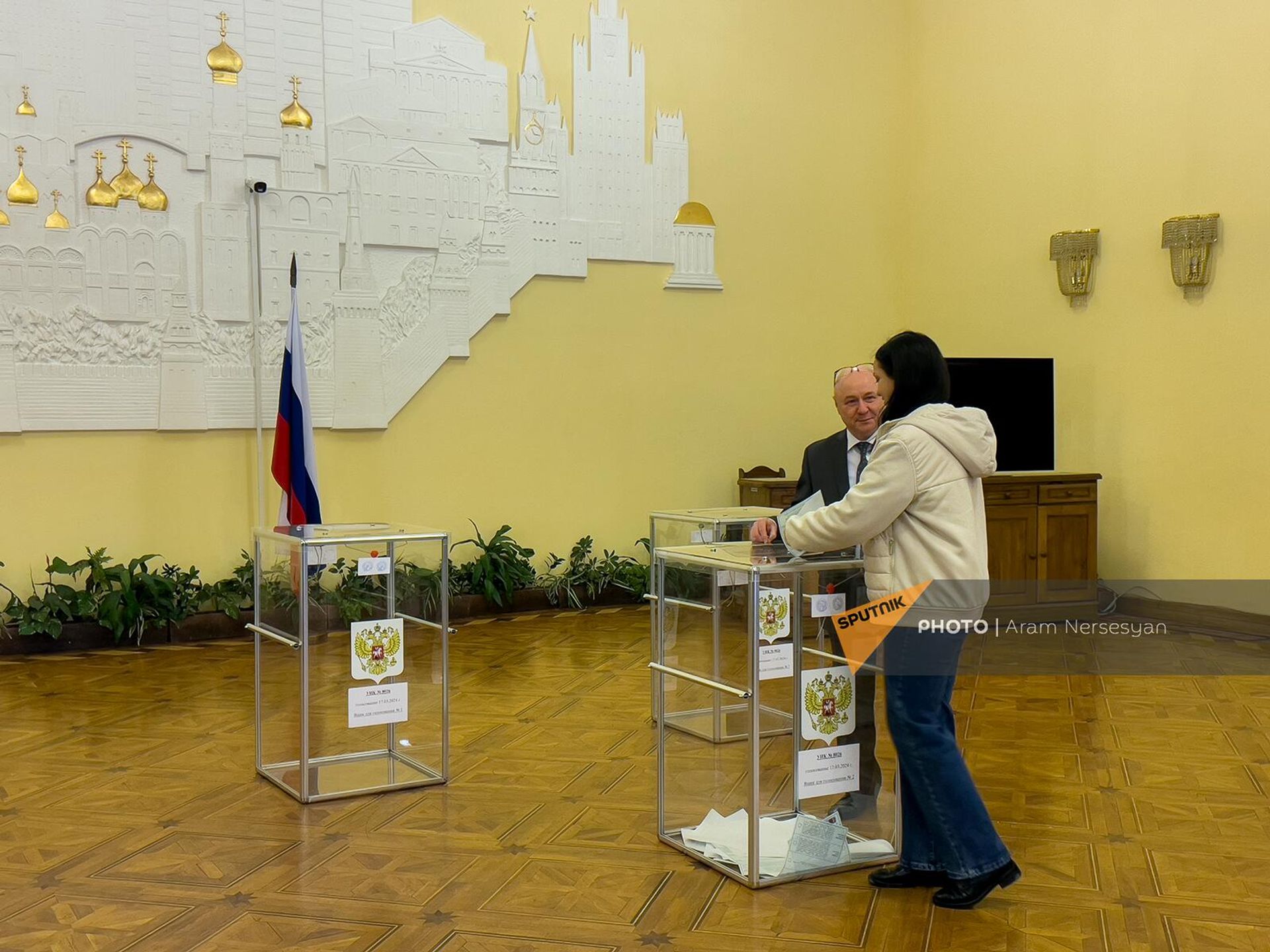 Выборы президента России на избирательном участке в посольстве РФ в Армении (17 марта 2024). Еревaн - Sputnik Армения, 1920, 17.03.2024