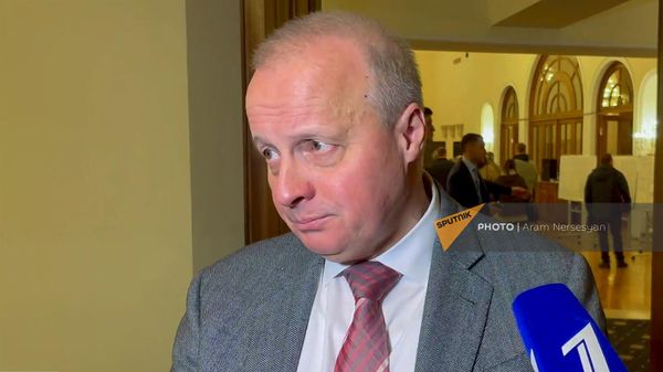 Посол РФ в Армении Сергей Копыркин отвечает на вопросы журналистов после участия в выборах президента России на избирательном участке в посольстве РФ в Армении (17 марта 2024). Еревaн - Sputnik Армения