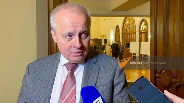 Посол РФ в Армении Сергей Копыркин отвечает на вопросы журналистов после участия в выборах президента России на избирательном участке в посольстве РФ в Армении (17 марта 2024). Еревaн - Sputnik Армения