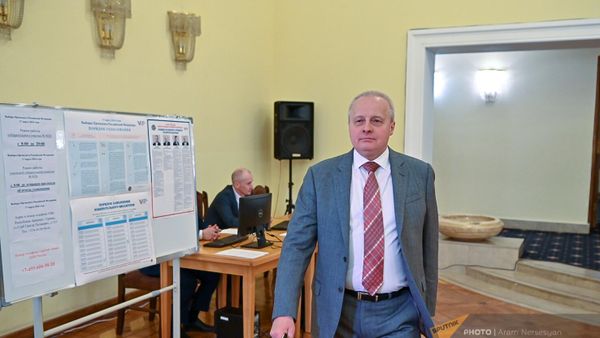 Посол РФ в Армении Сергей Копыркин принимает участие в выборах президента России на избирательном участке в посольстве РФ в Армении (17 марта 2024). Еревaн - Sputnik Армения