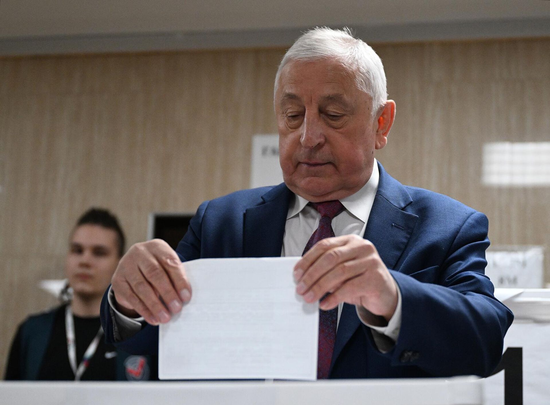 Кандидат в президенты РФ от КПРФ Николай Харитонов голосует на президентских выборах на избирательном участке № 2828 (17 марта 2024). Москвa - Sputnik Армения, 1920, 17.03.2024