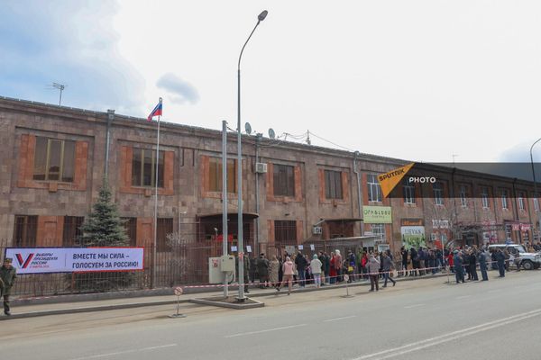 Выборы президента России на избирательном участке №8031 в Генеральном консульстве России в Гюмри. - Sputnik Армения