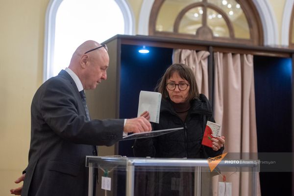 Выборы президента России на избирательном участке №8026 в посольстве РФ в Армении. - Sputnik Армения