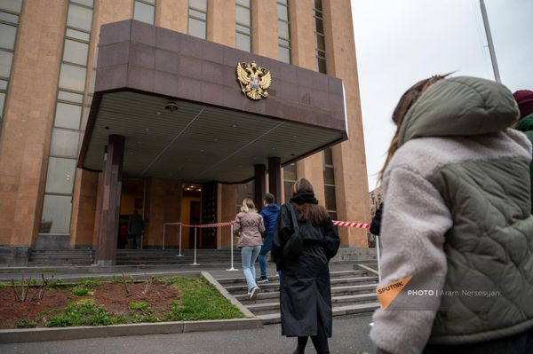 Выборы президента России на избирательном участке №8026 в посольстве РФ в Армении. - Sputnik Армения