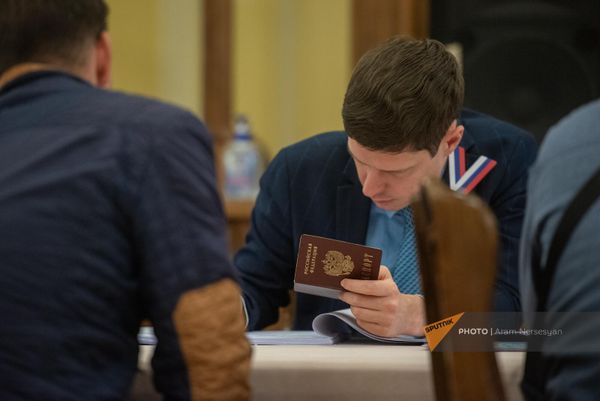 Выборы президента России на избирательном участке №8026 в посольстве РФ в Армении. - Sputnik Армения