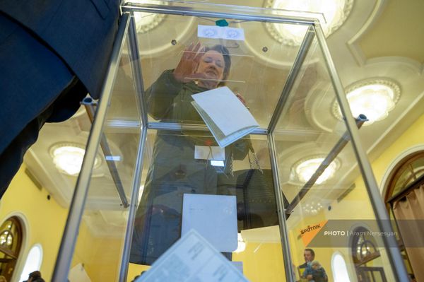 Выборы президента России на избирательном участке №8026 в посольстве РФ в Армении. - Sputnik Армения