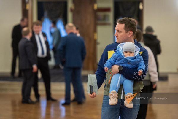 Выборы президента России на избирательном участке №8026 в посольстве РФ в Армении. - Sputnik Армения