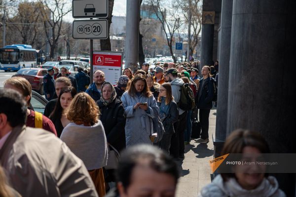 Выборы президента России на избирательном участке №8026 в посольстве РФ в Армении. - Sputnik Армения