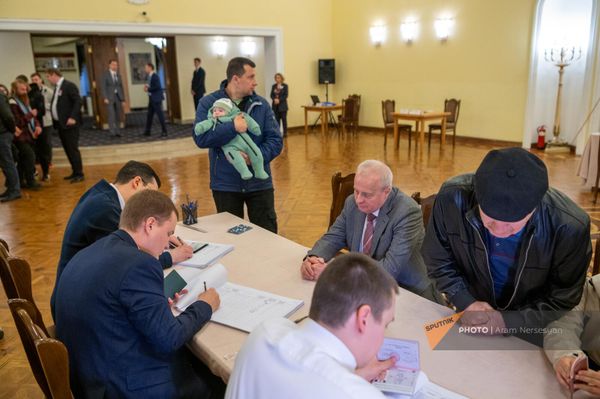 Посол РФ Сергей Копыркин принимает участие в выборах президента России на избирательном участке №8026 в посольстве РФ в Армении. - Sputnik Армения