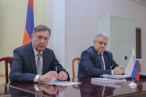 Генконсул России Руслан Кандауров (первый на кадре) во время выборов в Гюмри - Sputnik Армения