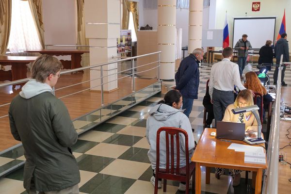 Выборы президента России на избирательном участке №8031 в Генеральном консульстве России в Гюмри. - Sputnik Армения