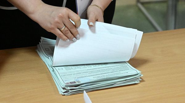 Подсчет голосов на выборах президента РФ на избирательном участке №42 (17 марта 2024). Луганск - Sputnik Армения