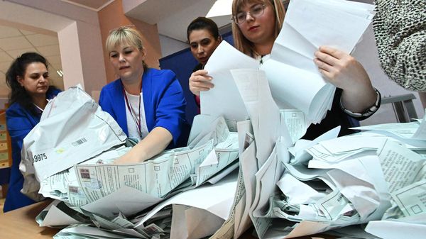 Подсчет голосов на выборах президента РФ на избирательном участке №42 (17 марта 2024). Луганск - Sputnik Армения
