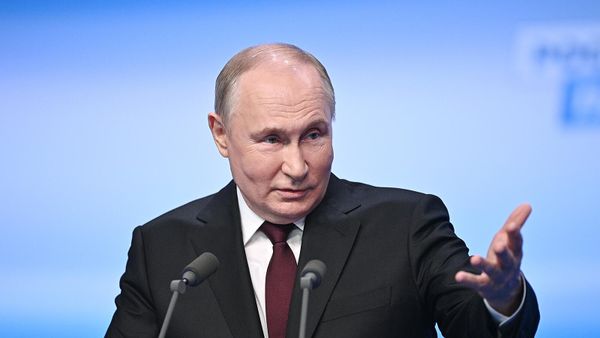 Кандидат в президенты РФ, действующий президент РФ Владимир Путин выступает перед журналистами в своем избирательном штабе (17 марта 2024). Москвa - Sputnik Армения