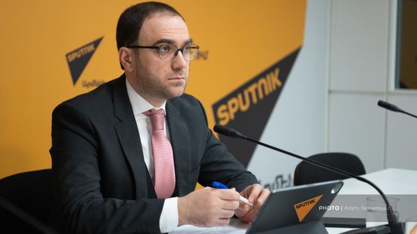 Руководитель представительства Российского экспортного центра в Армении Виген Енокян на пресс-конференции по теме перспектив армянского бизнеса (19 марта 2024). Еревaн - Sputnik Армения