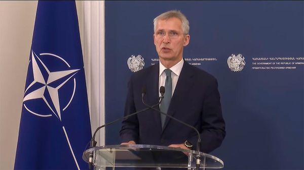 Генеральный секретарь НАТО Йенс Столтенберг выступает с заявлениями после встречи с премьером Армении (19 марта 2024). Еревaн - Sputnik Армения