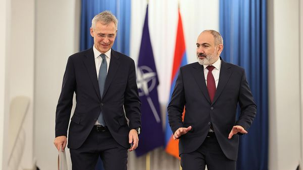 Премьер-министр Никол Пашинян и Генеральный секретарь НАТО Йенс Столтенберг перед началом заявления после встречи (19 марта 2024). Еревaн - Sputnik Армения