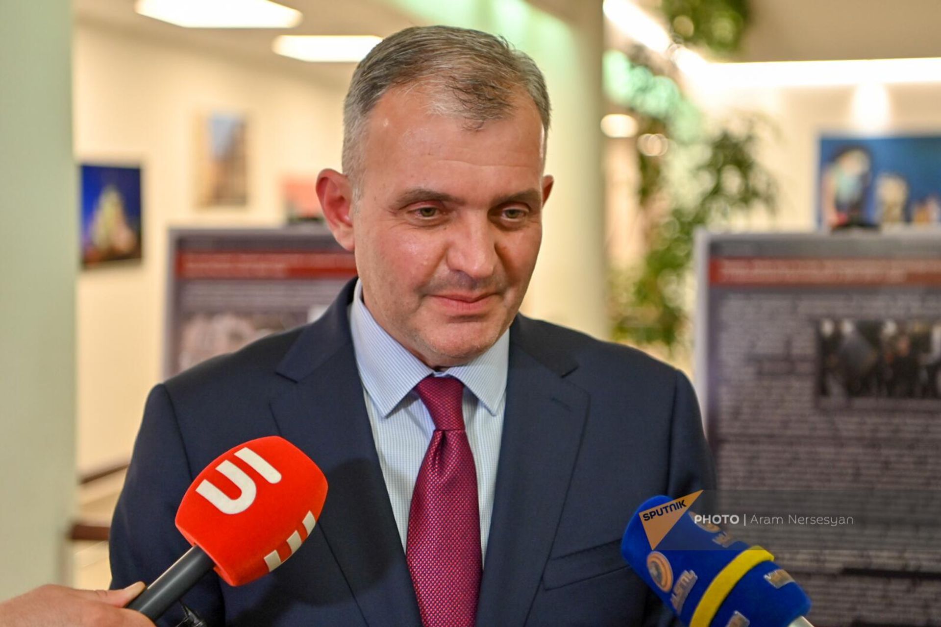 Управляющий Домом Москвы в Ереване Айк Меликян общается с прессой на премьере российского фильма Свидетель (19 марта 2024). Еревaн Управляющий Домом Москвы в Ереване Айк Меликян общается с прессой на премьере российского фильма Свидетель (19 марта 2024). Еревaн - Sputnik Армения, 1920, 19.03.2024
