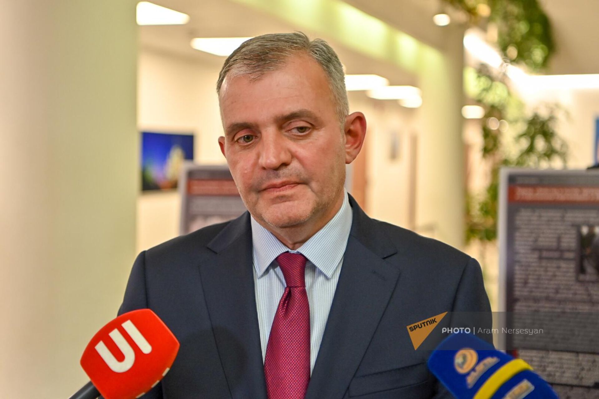 Управляющий Домом Москвы в Ереване Айк Меликян общается с прессой на премьере российского фильма Свидетель (19 марта 2024). Еревaн - Sputnik Արմենիա, 1920, 19.03.2024