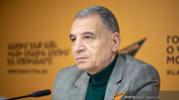 Доцент факультета экономики и менеджмента ЕрГУ Ара Карян на пресс-конференции на тему Цифровизация бизнеса в Армении: состояние и проблемы (20 марта 2024). Еревaн - Sputnik Армения