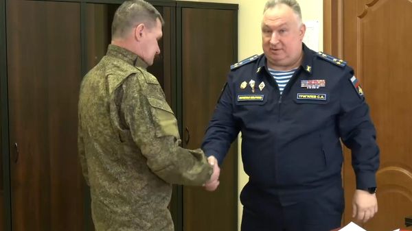 Награждение добровольца, спасшего от гранаты командира танка Алеша - Sputnik Армения