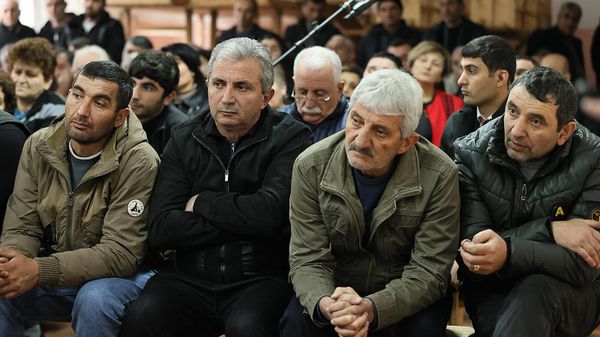 Жители приграничных сел Тавушской области на встрече с премьер-министром Армении (18 марта 2024). Тавуш - Sputnik Армения