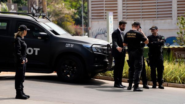 Агенты федеральной полиции у штаб-квартиры Федеральной полиции (31 августа 2023). Бразилиа - Sputnik Армения