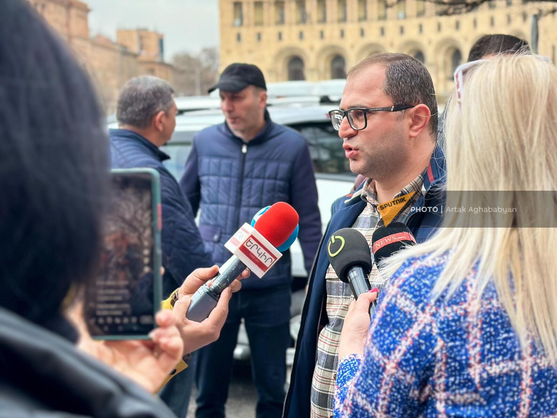 Акция протеста сотрудников Института тонкой органической химии на площади Республики (21 марта 2024). Еревaн - Sputnik Армения, 1920, 21.03.2024