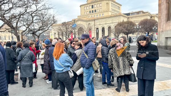 Акция протеста сотрудников Института тонкой органической химии на площади Республики (21 марта 2024). Еревaн - Sputnik Армения