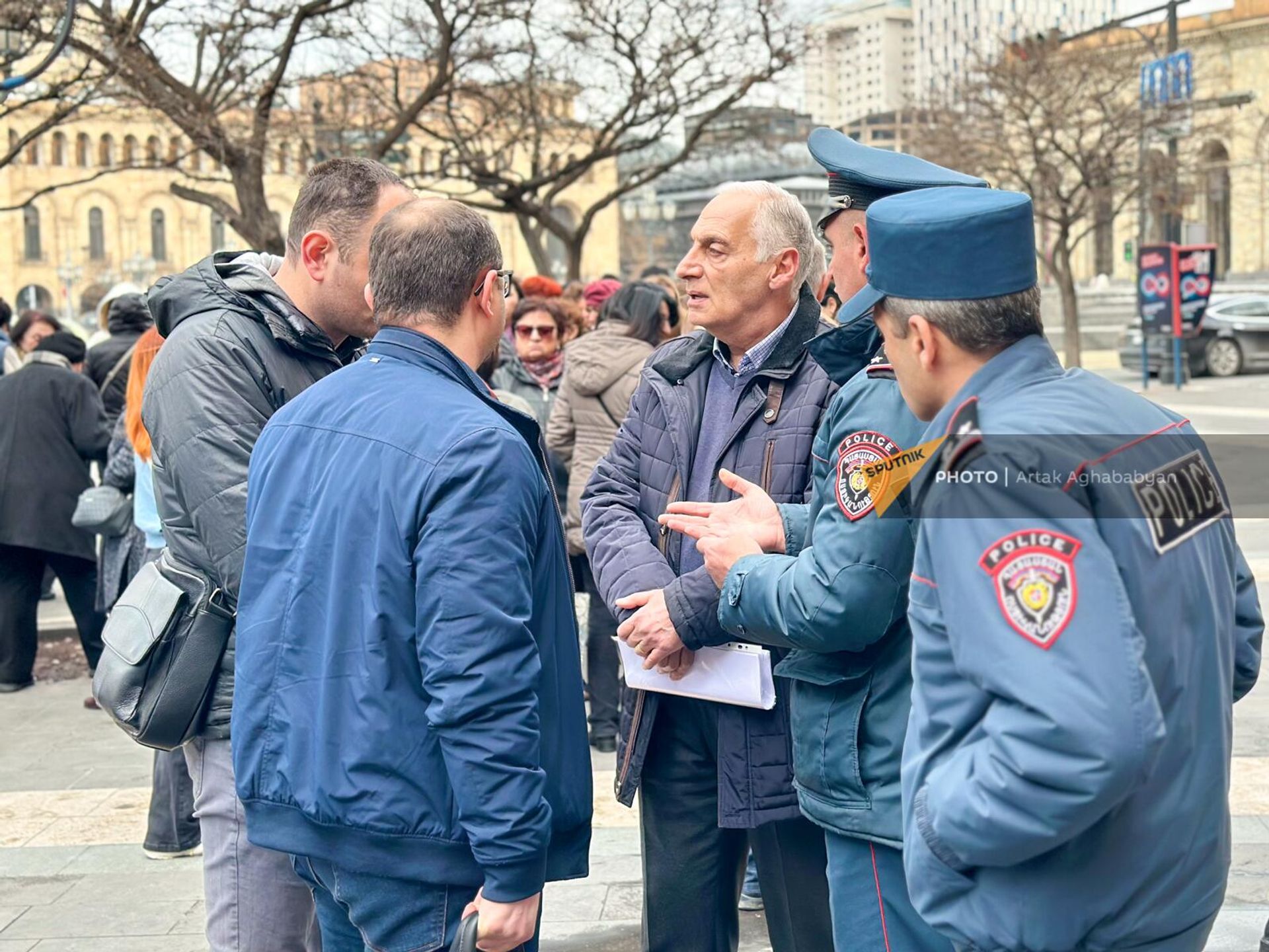 Акция протеста сотрудников Института тонкой органической химии на площади Республики (21 марта 2024). Еревaн - Sputnik Արմենիա, 1920, 21.03.2024