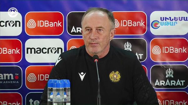 Главный тренер сборной Армении по футболу Александр Петраков отвечает на вопросы журналистов во время предматчевой пресс-конференции (21 марта 2024). Еревaн - Sputnik Армения