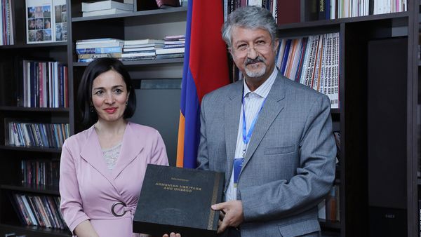 Министр ОНКС Жанна Андреасян приняла директора Центра изучения и публикации письменного наследия Ирана Акбара Ирани (21 марта 2024). Еревaн - Sputnik Армения