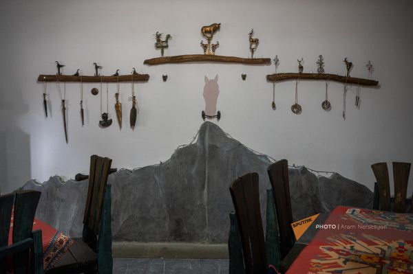 Украшенные историческими статуэтками стены столовой гостевого дома Этиуни в Лчашене - Sputnik Армения