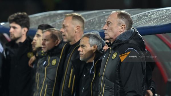 Главный тренер сборной Александр Петраков перед товарищеским матчем между сборными Армении и Косово (22 марта 2024). Еревaн - Sputnik Армения