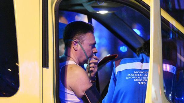 Пострадавший в машине скорой помощи у концертного зала Крокус Сити Холл, где произошла стрельба (22 марта 2024). Москва - Sputnik Армения