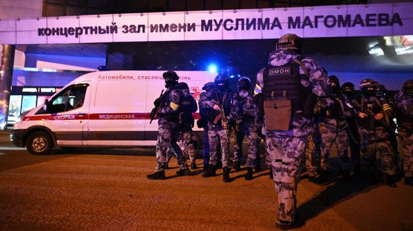 Сотрудники ОМОНа у концертного зала Крокус Сити Холл, где произошла стрельба (22 марта 2024). Москва - Sputnik Армения