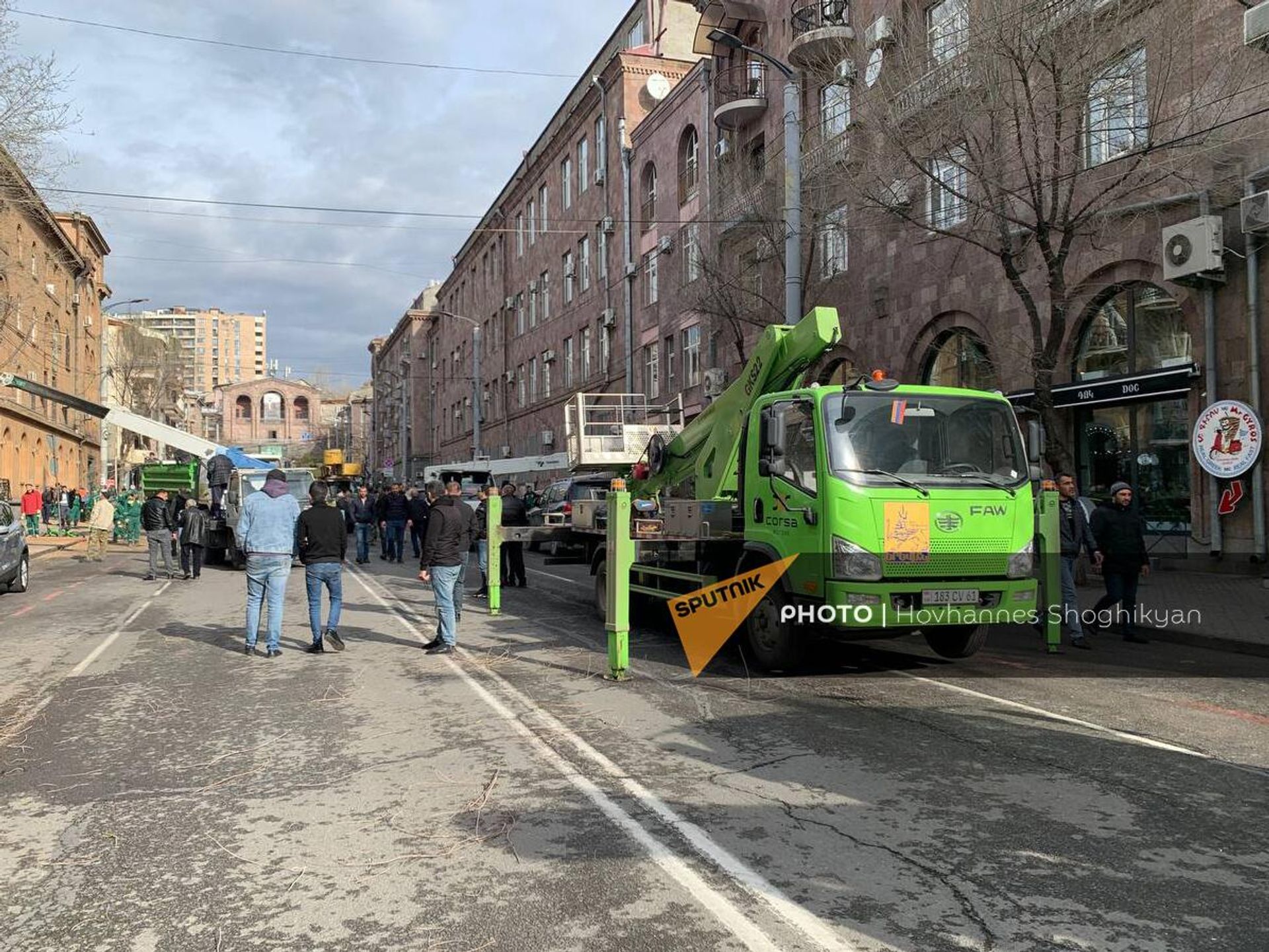 Сотрудники муниципальных служб вырубают старые деревья на улице Туманяна (23 марта 2024). Еревaн - Sputnik Армения, 1920, 23.03.2024